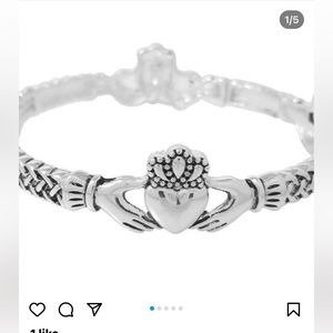 Elastic claddaugh bangle